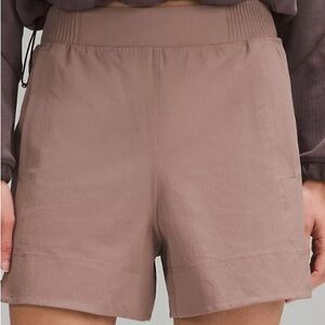 Lululemon Stretch Woven Relaxed-Fit High-Rise Short 4"
Taupetastic, Size Medium